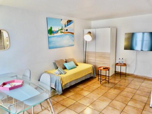 une chambre avec un lit et une table dedans dans l'établissement Loft parc Jourdan stationnement à proximité, à Aix-en-Provence