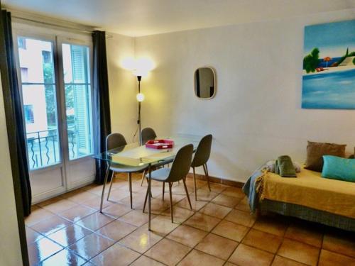 une chambre avec un lit, une table et des chaises dans l'établissement Loft parc Jourdan stationnement à proximité, à Aix-en-Provence