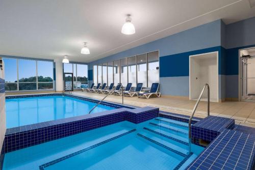 Бассейн в Wyndham Grand Fallsview Hotel или поблизости