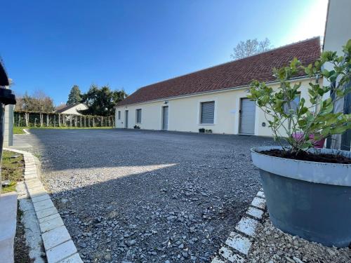 une allée vide devant une maison dans l'établissement Gîtes Le Duo de Galerne , à 5 minutes du Zoo Parc de Beauval, à Seigy