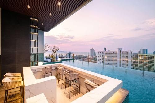 basen na dachu budynku w obiekcie Beverly Mountain Bay, Trademark Collection by Wyndham w Pattaya South