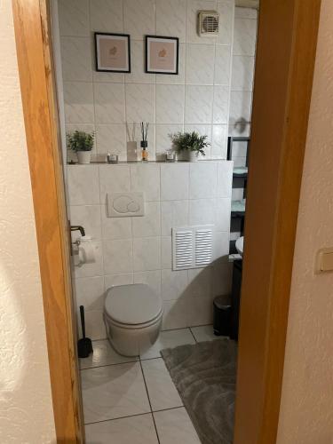 a small bathroom with a toilet and some plants at Urlaub,Business,Weltkulturerbe in Völklingen