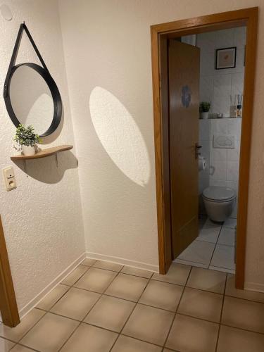 a bathroom with a mirror and a toilet at Urlaub,Business,Weltkulturerbe in Völklingen