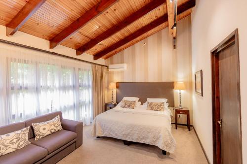 Una cama o camas en una habitación de The Kelway Hotel