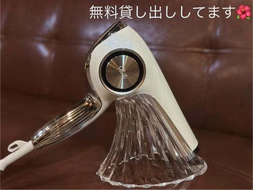 a hairdryer brush with a plastic head on a table at 秘密基地 NO's ARROW ノーズアロー in Onna