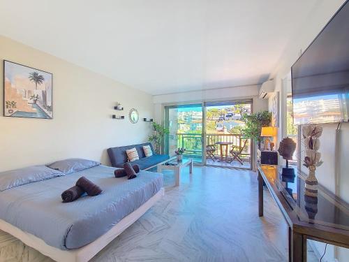 une chambre avec un lit et un salon dans l'établissement Cocon studio 2pers proche Croisette, Hotel Martinez, Clim, à Cannes