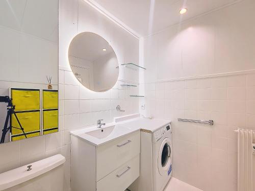 une salle de bain blanche avec une machine à laver et un lavabo dans l'établissement Cocon studio 2pers proche Croisette, Hotel Martinez, Clim, à Cannes