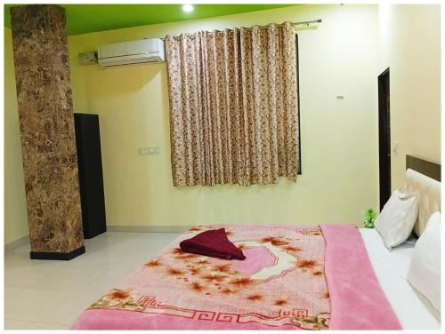 Un ou plusieurs lits dans un hébergement de l'établissement HOTEL PREMIUM RAJ MAHAL PALACE Best hotel in JAIPUR