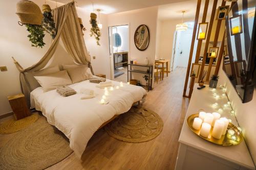 Ένα ή περισσότερα κρεβάτια σε δωμάτιο στο Suite Romantique & Naturelle avec Balnéo