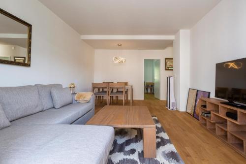 TV a/nebo společenská místnost v ubytování KAYA Zurich Apartment 2A - Downtown 2BR Apt with Balcony