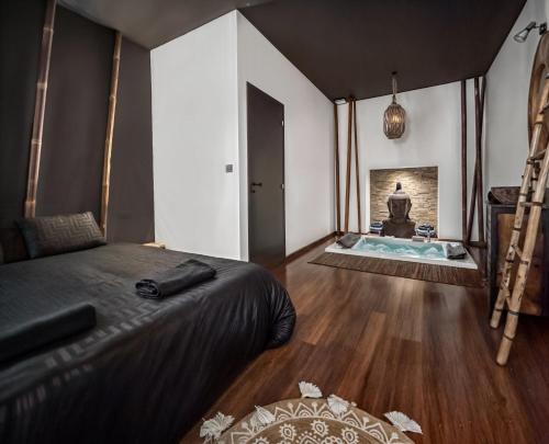 Ένα ή περισσότερα κρεβάτια σε δωμάτιο στο Suite Zen & jacuzzi - Une parenthèse de détente Nouveau! DAY USE!