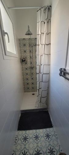 La petite salle de bains est pourvue d'une douche et de carrelage. dans l'établissement Le Colbert - T2 Centre Ville, à Nîmes