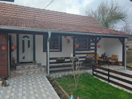 a small white house with a red roof at Miris Proleća in Rekovac