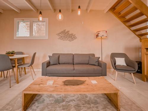 una sala de estar con un sofá y una mesa en Dreaming of Tuscany, en Aegina Town