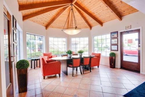 a dining room with a table and chairs at Ramada by Wyndham Mountain View in Mountain View