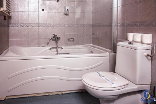 Un baño de GRAND G by GENERALTURIST GROUP