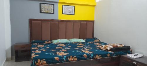 Un dormitorio con una cama con un edredón azul. en Sachan Home stay, en Ayodhya