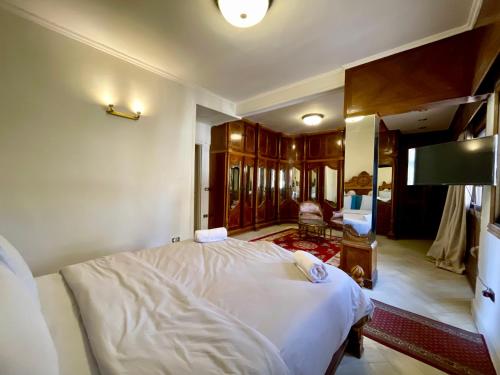 Postel nebo postele na pokoji v ubytování 5-Min to Nile 1BR Spacious Apt in Maadi