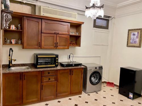 Kuchyň nebo kuchyňský kout v ubytování 5-Min to Nile 1BR Spacious Apt in Maadi