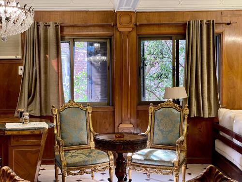 Posezení v ubytování 5-Min to Nile 1BR Spacious Apt in Maadi