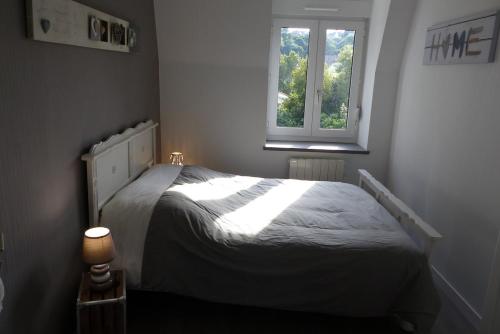 une chambre avec un lit et deux fenêtres dans l'établissement Bel appartement proche de la plage, à Perros-Guirec