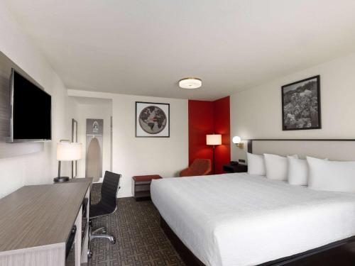 Кровать или кровати в номере Ramada by Wyndham Elko Hotel at Stockmen's Casino