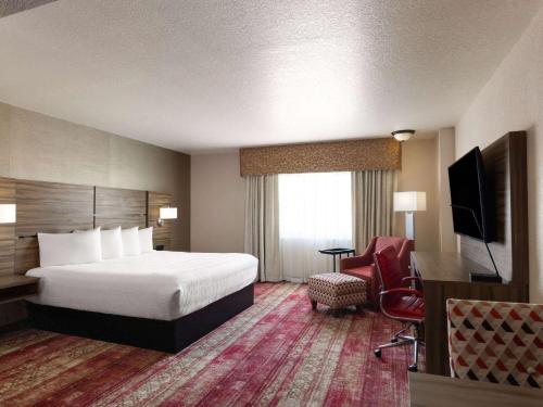 Кровать или кровати в номере Ramada by Wyndham Elko Hotel at Stockmen's Casino