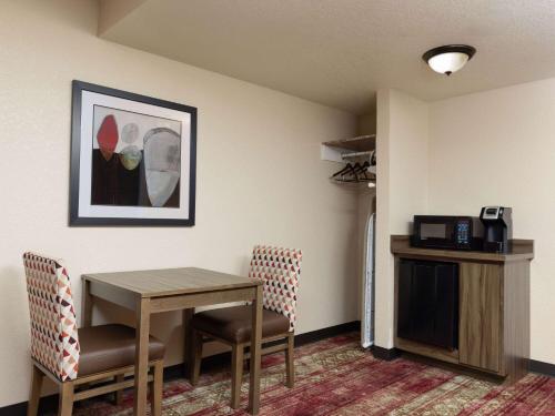 Телевизор и/или развлекательный центр в Ramada by Wyndham Elko Hotel at Stockmen's Casino