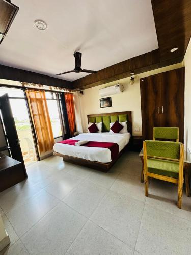 Postel nebo postele na pokoji v ubytování Hotel Royal Orbit By Arony Hospitality Dehradun