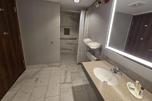 Ein Badezimmer in der Unterkunft AmericInn by Wyndham Beloit