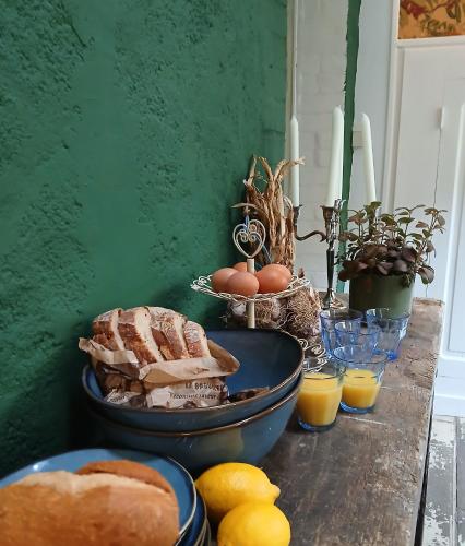 - une table avec du pain, des œufs et du jus d'orange dans l'établissement Domaine des Pommiers, à Magnac-Laval