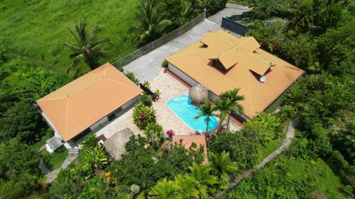 an overhead view of a house with a swimming pool at Habitation Bonneville Chalet & Loft avec piscine et sauna in La Trinité
