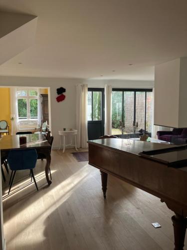 - un salon avec une table de ping-pong et un billard dans l'établissement Charmante villa, à Villers-sur-Mer