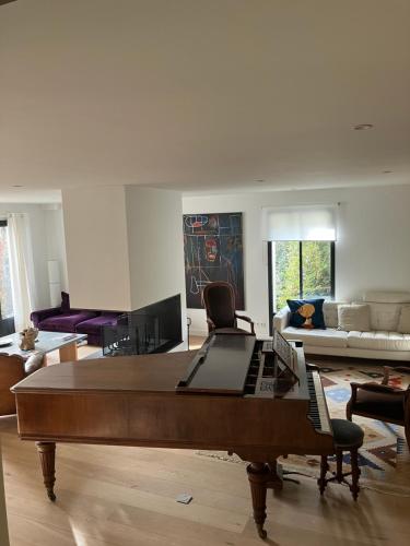 - un salon avec une grande table au milieu dans l'établissement Charmante villa, à Villers-sur-Mer