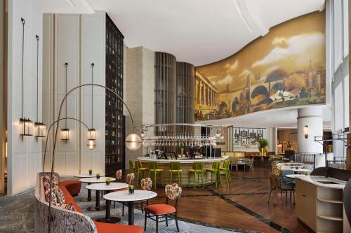 Χώρος καθιστικού στο Hilton Shanghai City Center -Steps from iconic landmarks Wukang Mansion and Jing'an Temple
