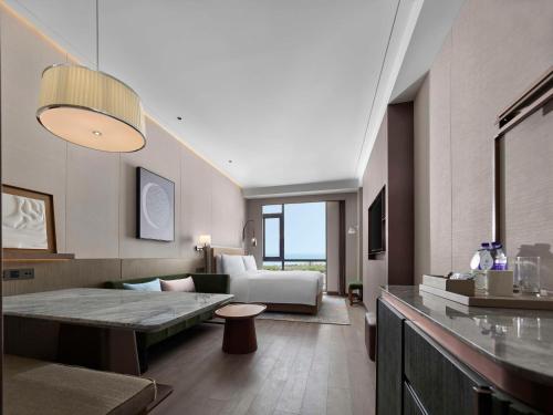 Ένα ή περισσότερα κρεβάτια σε δωμάτιο στο Doubletree By Hilton Yantai Golden Coast Hotel & Suites