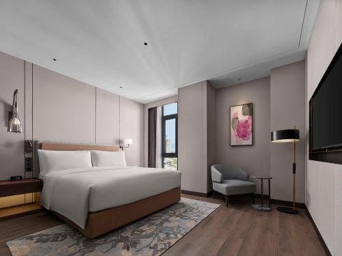 Ένα ή περισσότερα κρεβάτια σε δωμάτιο στο Doubletree By Hilton Yantai Golden Coast Hotel & Suites