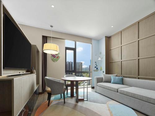 Μια τηλεόραση ή/και κέντρο ψυχαγωγίας στο Doubletree By Hilton Yantai Golden Coast Hotel & Suites