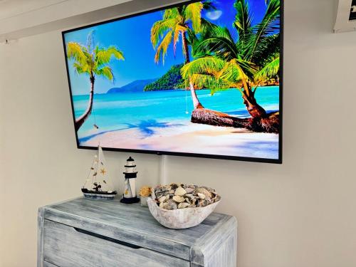 Una televisión o centro de entretenimiento en Morocaan Beachfront Comfort Suite