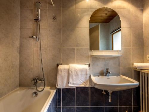 Ένα μπάνιο στο Appartement centre-ville, proche pistes, 10 pers, WiFi - FR-1-519-14