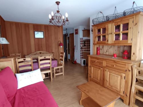 un salon avec un canapé et une table dans l'établissement Appartement cosy à Montgenèvre - 30m des pistes, terrasse ensoleillée, parking couvert, 4 pers. - FR-1-445-145, à Montgenèvre