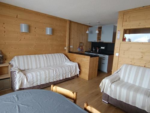 un salon avec deux canapés et une cuisine dans l'établissement Appartement rénové proche des pistes avec parking et balcon - FR-1-445-150, à Montgenèvre