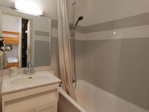 une salle de bain avec un lavabo et une baignoire dans l'établissement Appartement cosy rénové, sur les pistes, balcon, parking - FR-1-445-159, à Montgenèvre