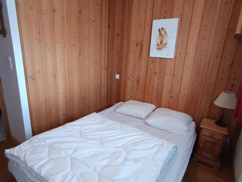 Postel nebo postele na pokoji v ubytování Appartement cosy près des pistes avec garage privatif - FR-1-445-168