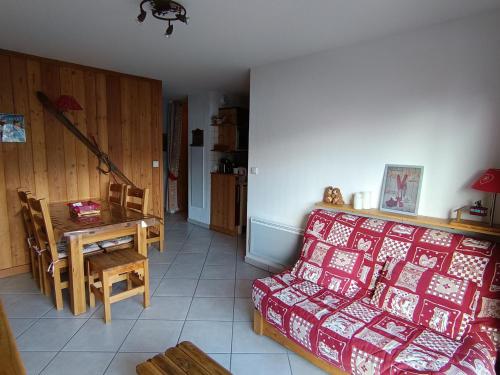 un salon avec un canapé et une table dans l'établissement Appartement cosy à 20m des pistes, plein sud avec terrasse, pour 4 pers., parking couvert. - FR-1-445-168, à Montgenèvre