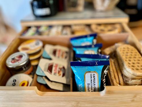 a lunch box filled with bread and food at LA GINESTRA B&B in Fosdinovo
