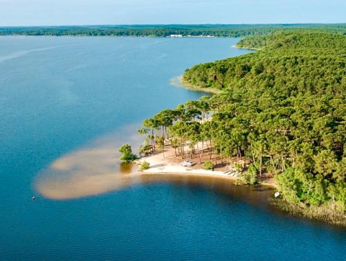 een luchtzicht op een eiland in een waterlichaam bij Lou Hapchot in Lacanau