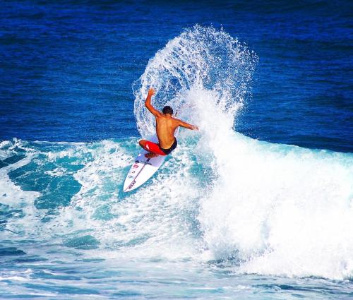 een man die op een surfplank in de oceaan op een golf rijdt bij Lou Hapchot in Lacanau