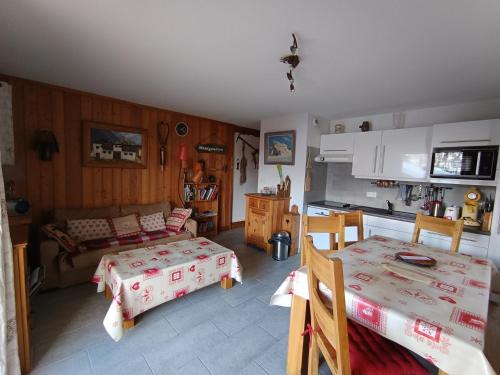 Il comprend un salon avec deux lits et une cuisine. dans l'établissement Appartement confort 8 pers, 2 chambres, terrasse sud, pied des pistes, animaux OK - FR-1-445-174, à Montgenèvre