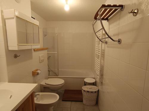 Koupelna v ubytování Appartement tout confort 8 pers, terrasse sud, animaux acceptés, parking - FR-1-445-174